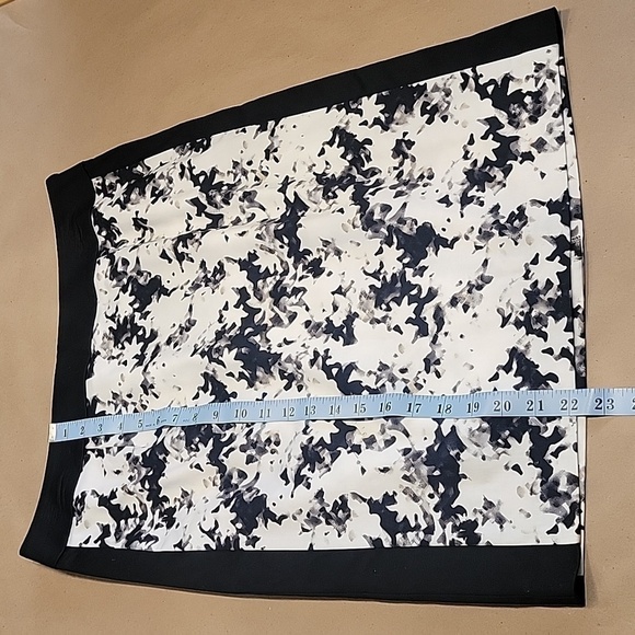 Apt 9 Size 10 Black & White Patterned Pencil Skirt with Black Sides, NWOT - Picture 6 of 10